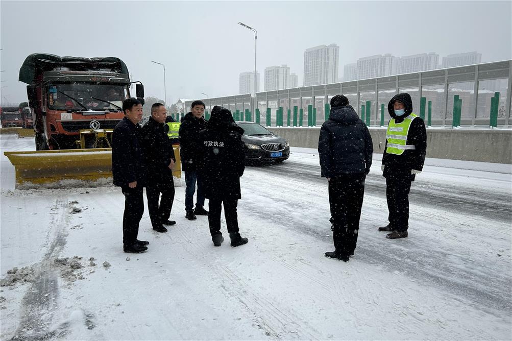 交通實(shí)業(yè)徹夜奮戰(zhàn)，除雪融冰保暢行
